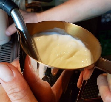 درست کردن شیر برای کاپوچینو در مایکروویو